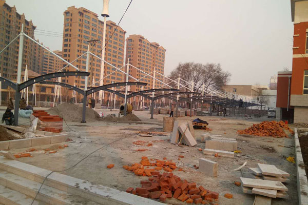 多人搭建助力沈陽(yáng)膜結(jié)構(gòu)周期縮短，效率與品質(zhì)雙贏